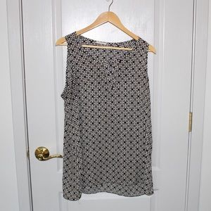 BLACK AND WHITE PATTERNED SLEEVELESS BLOUSE